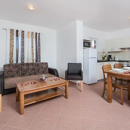 Jana Apartman *